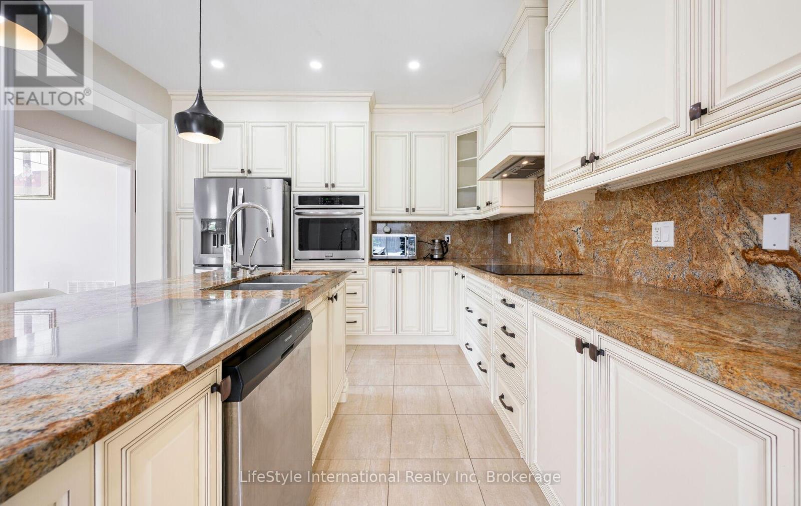 48 HAWKE CRESCENT - 21