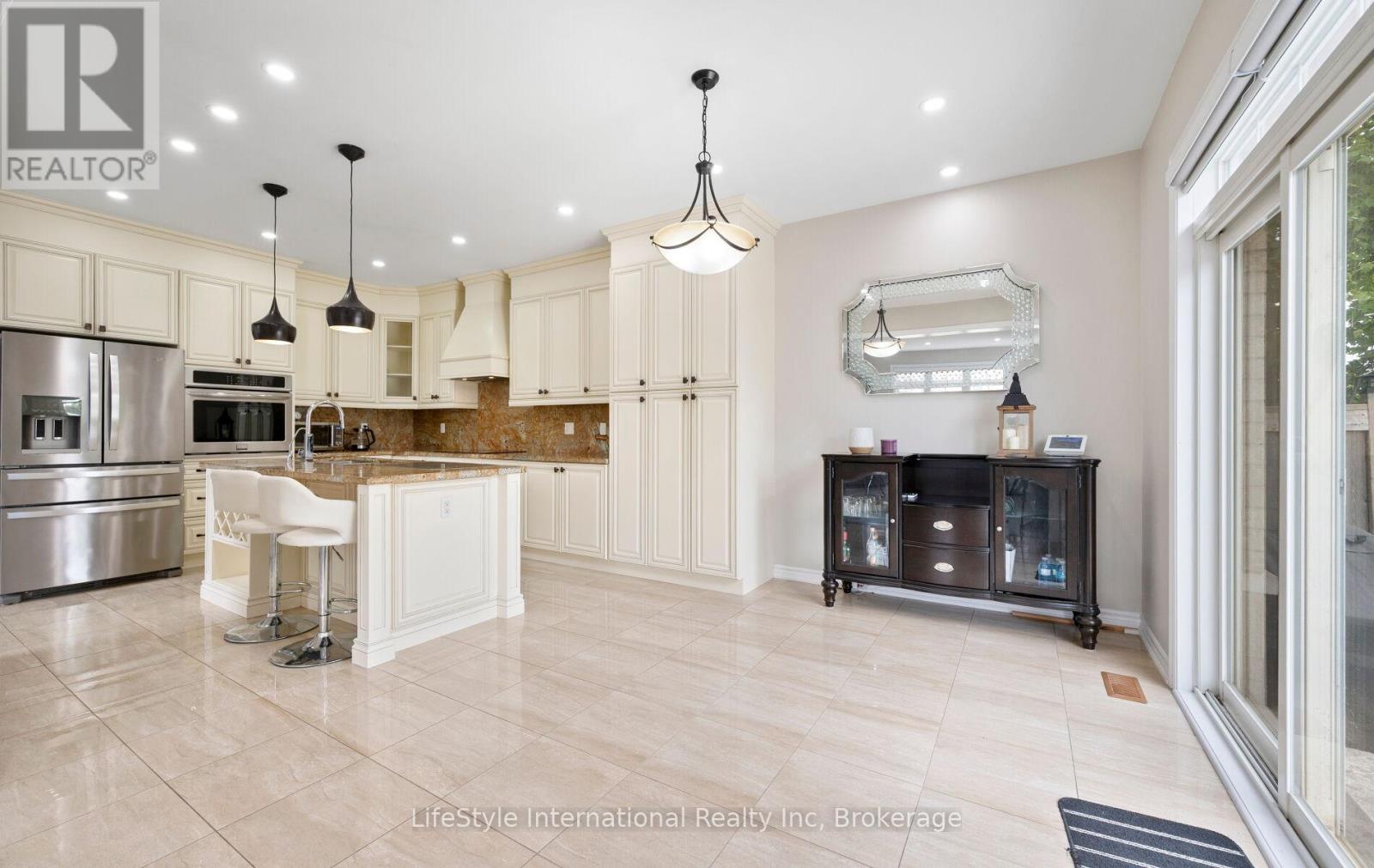 48 HAWKE CRESCENT - 18