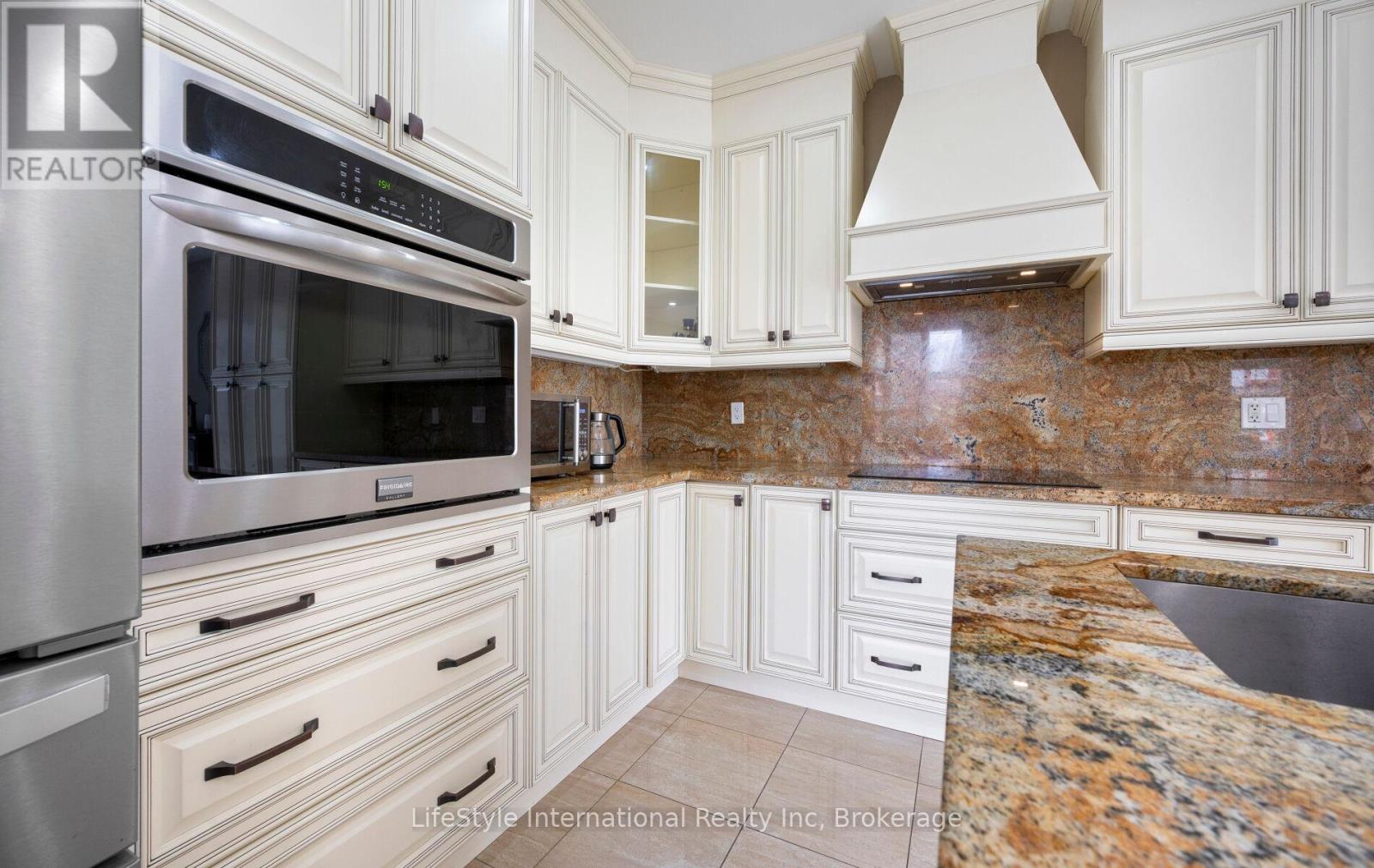48 HAWKE CRESCENT - 24