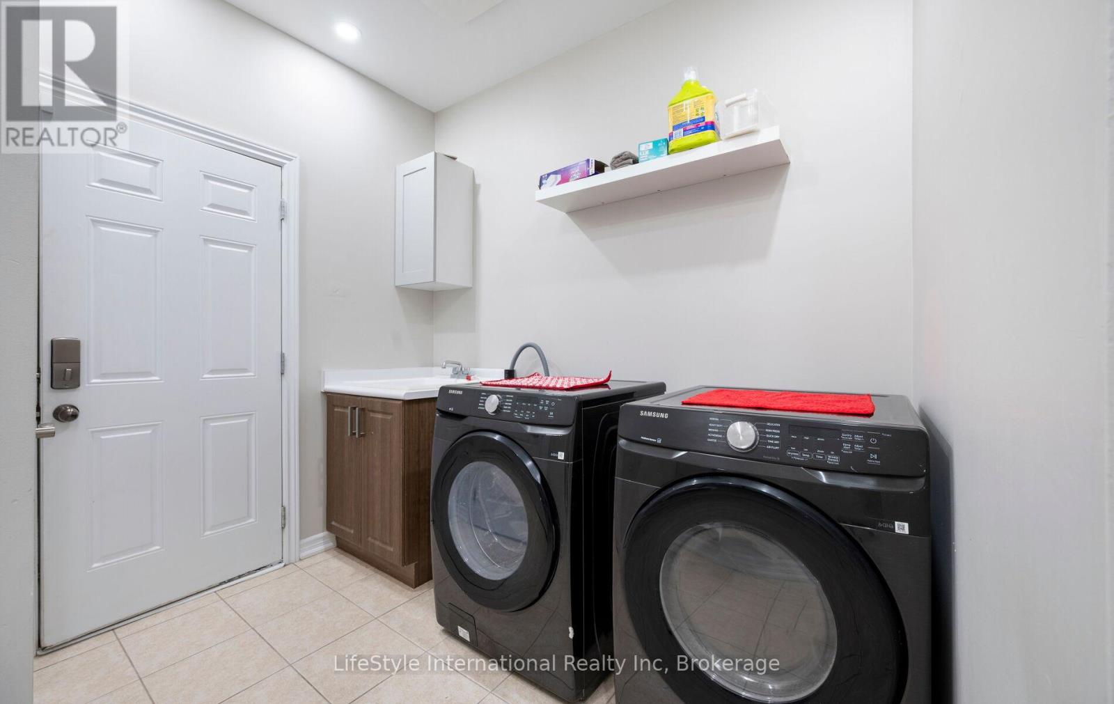 48 HAWKE CRESCENT - 28