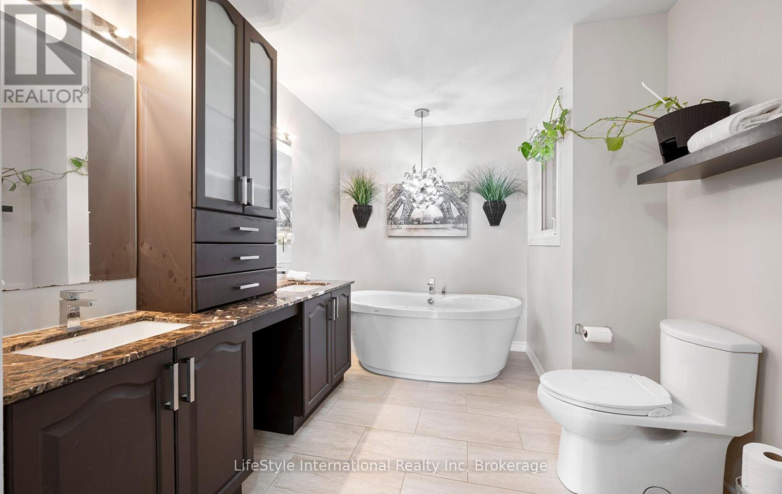 48 HAWKE CRESCENT - 33
