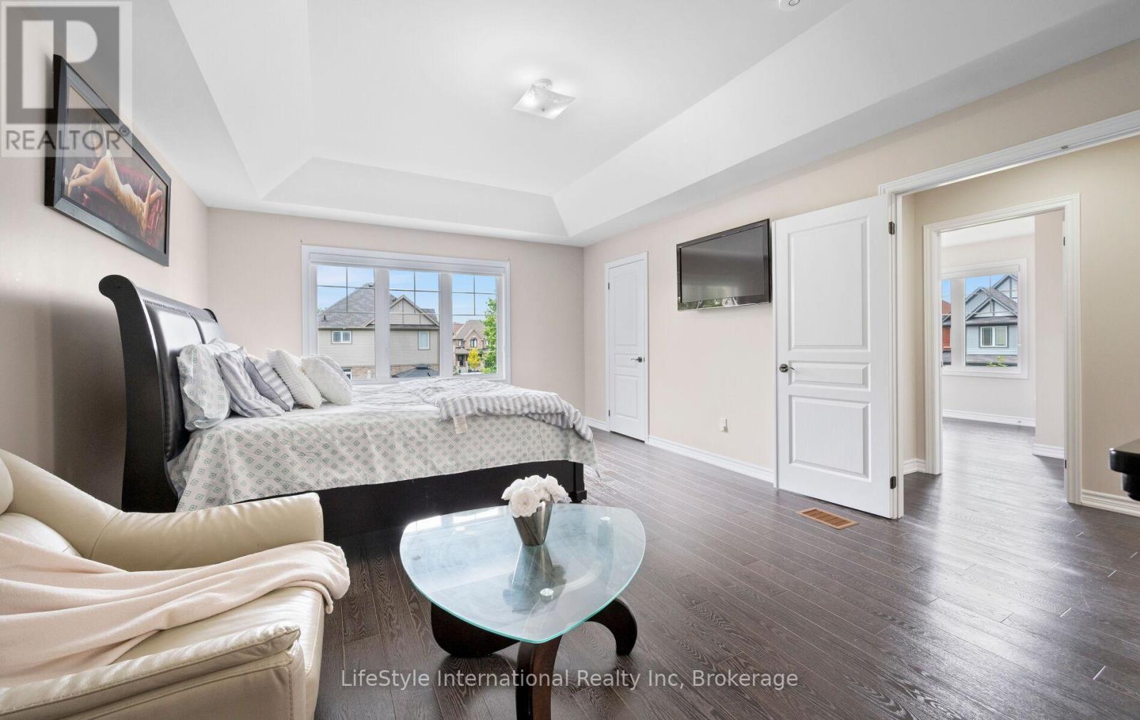 48 HAWKE CRESCENT - 32