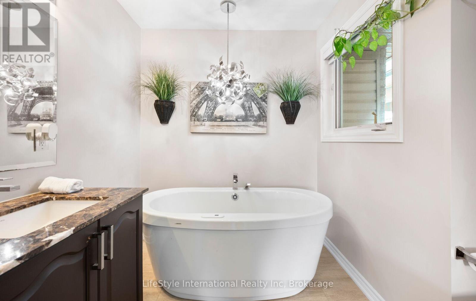 48 HAWKE CRESCENT - 35