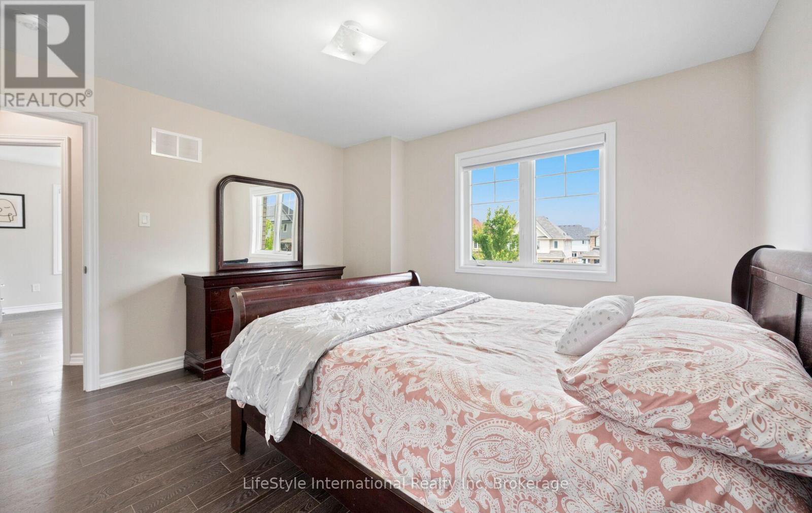48 HAWKE CRESCENT - 38