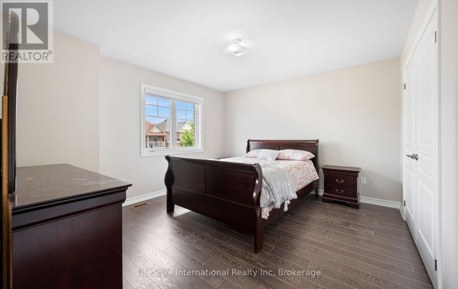 48 HAWKE CRESCENT - 37