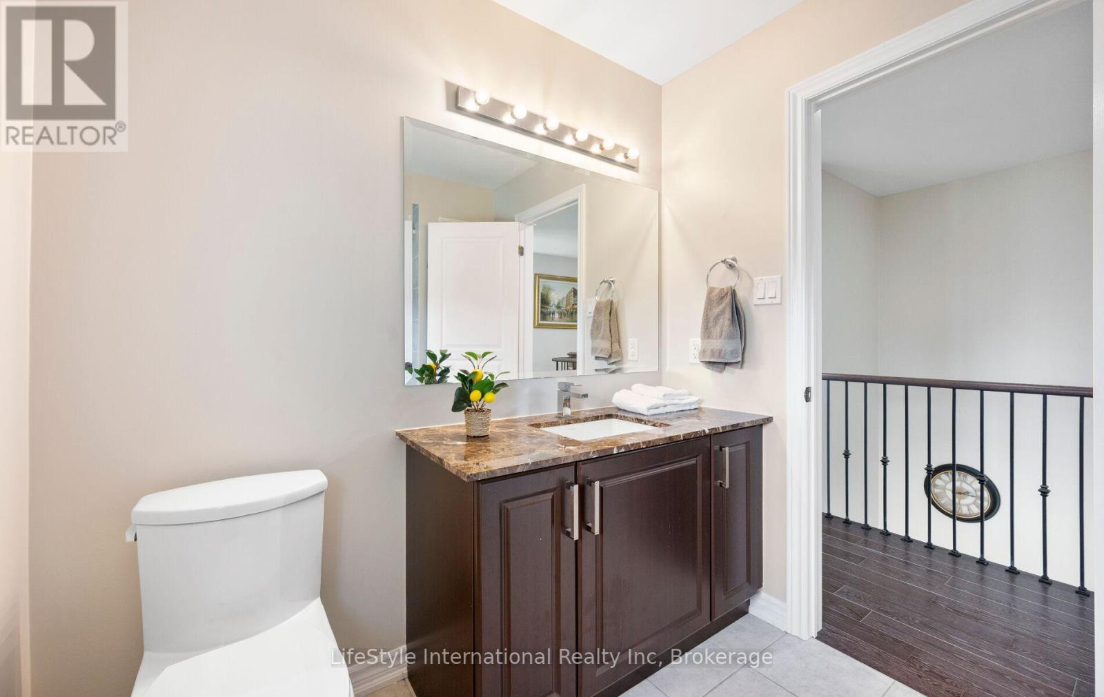 48 HAWKE CRESCENT - 42