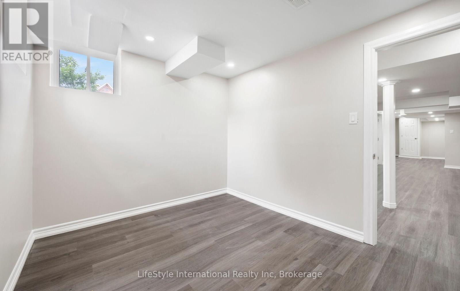 48 HAWKE CRESCENT - 44