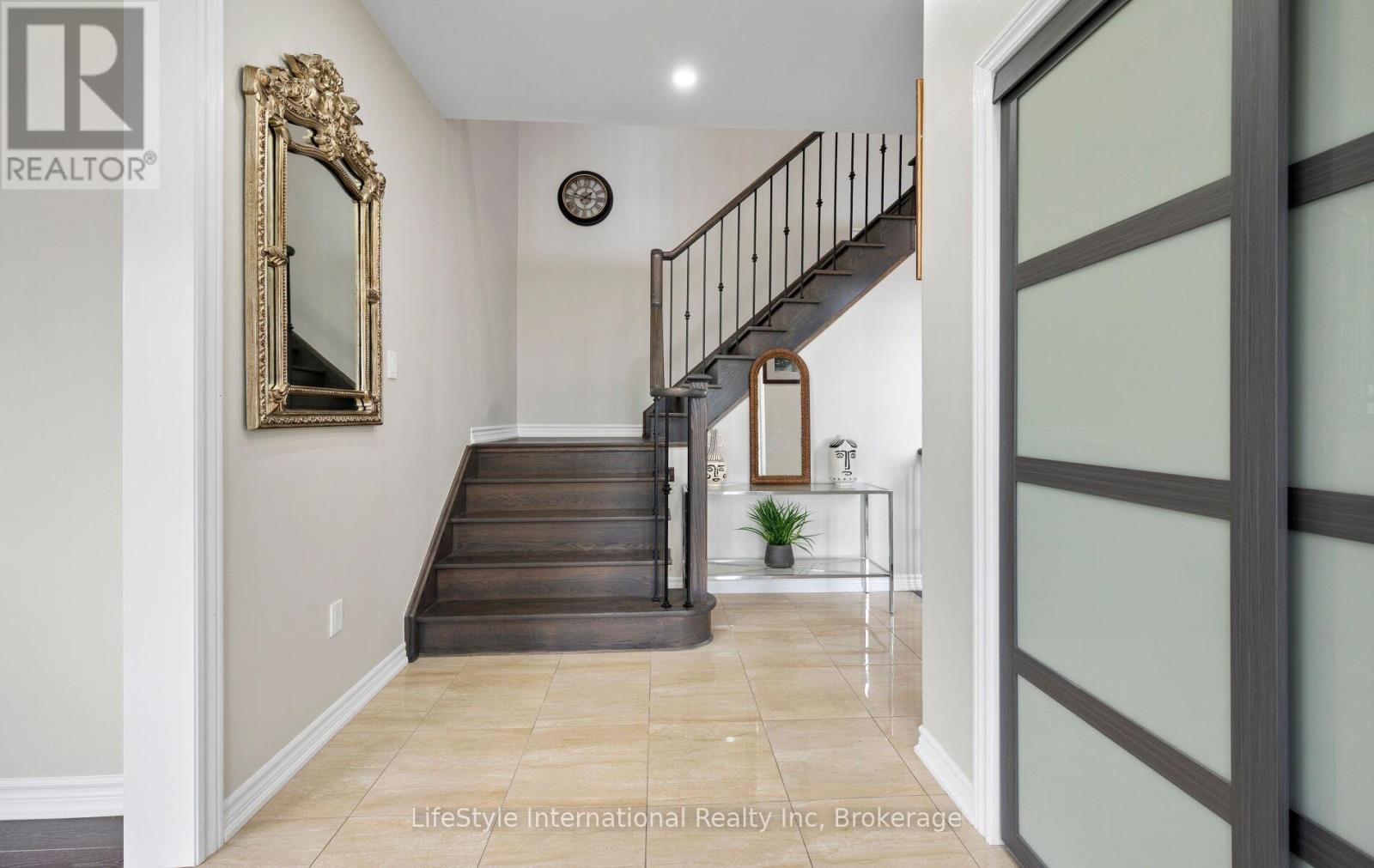 48 HAWKE CRESCENT - 9