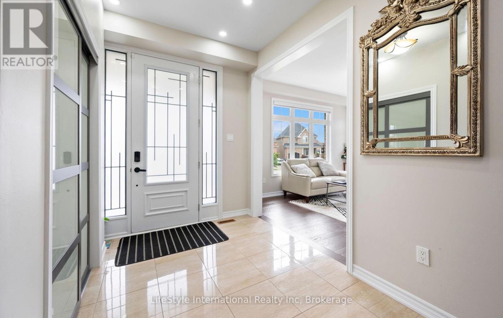 48 HAWKE CRESCENT - 8