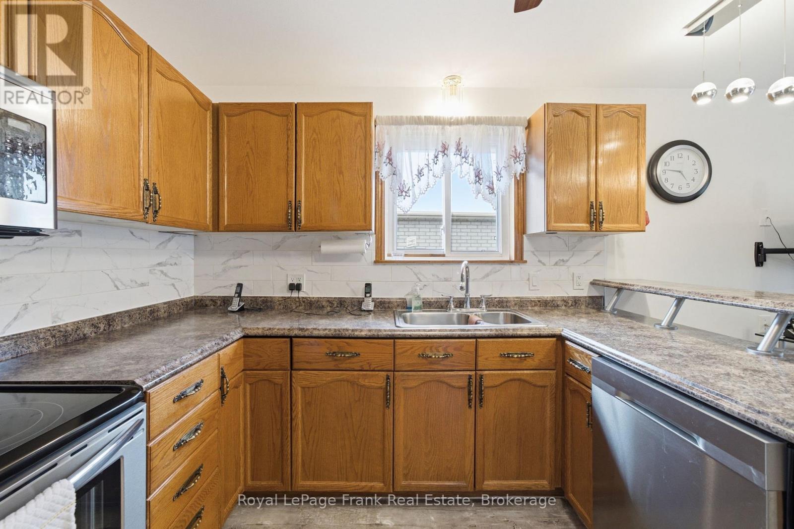 126 ANGELINE STREET S - 11
