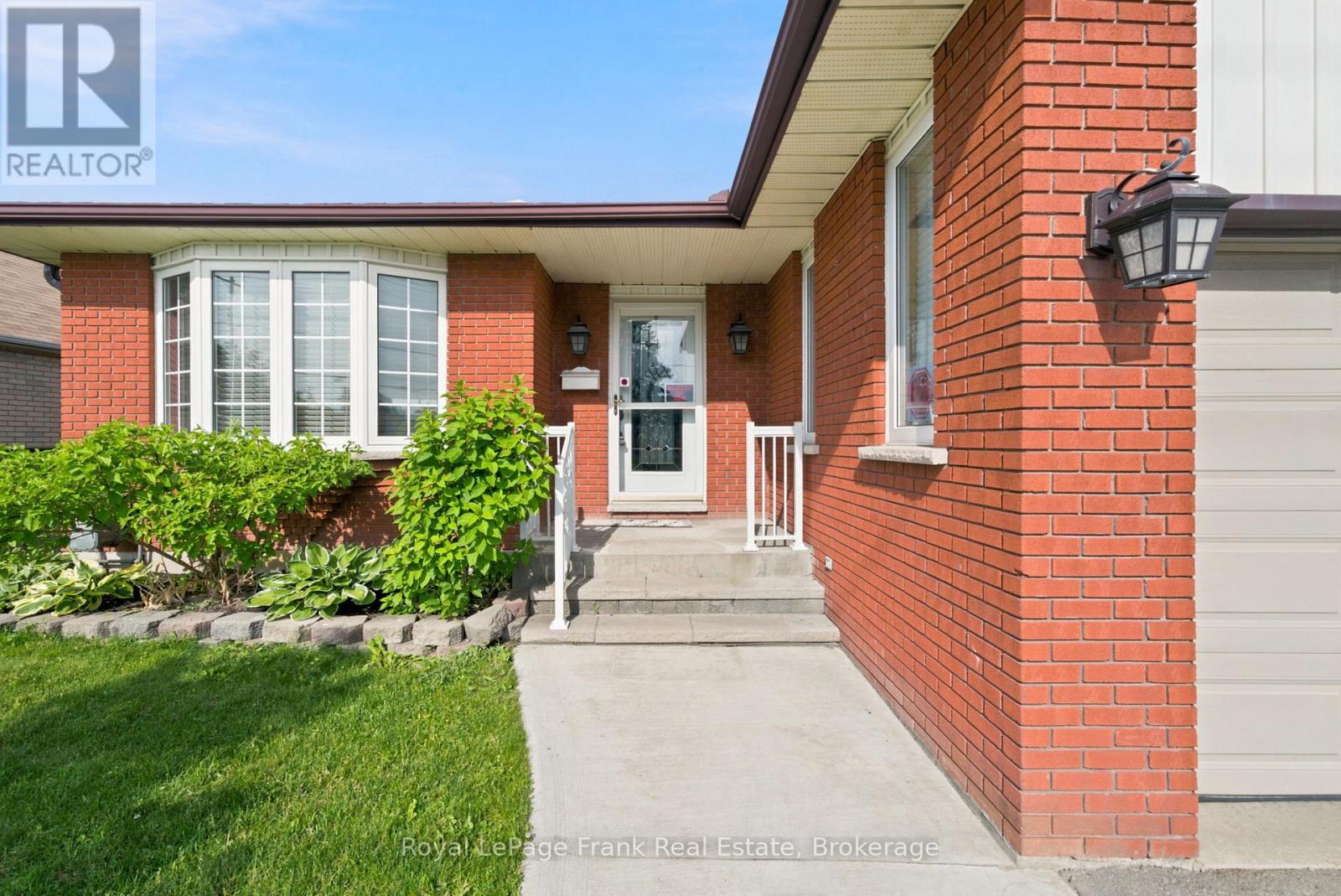 126 ANGELINE STREET S - 2