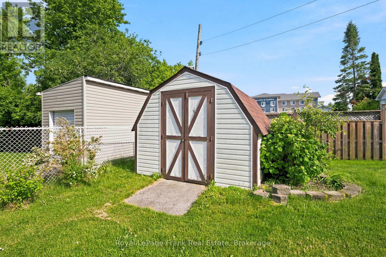 126 ANGELINE STREET S - 44