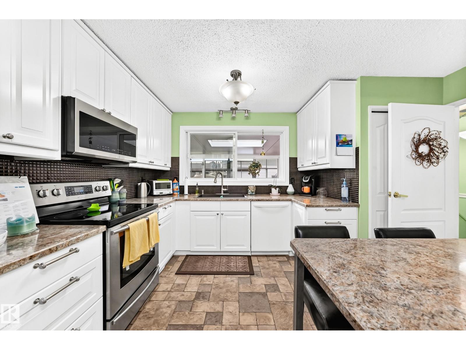 11423 161 AV NW - 10