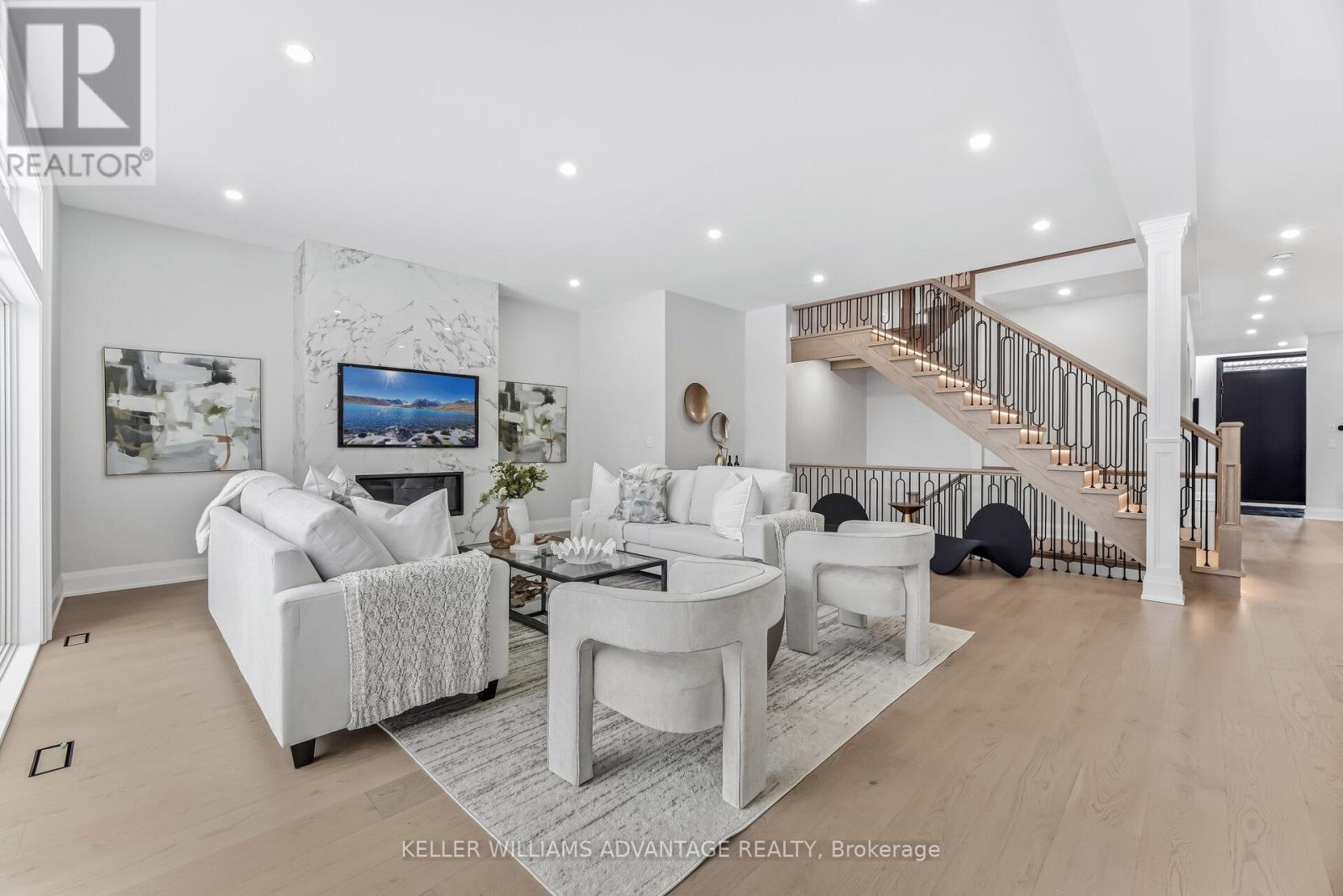 711 HILLVIEW CRESCENT - 11