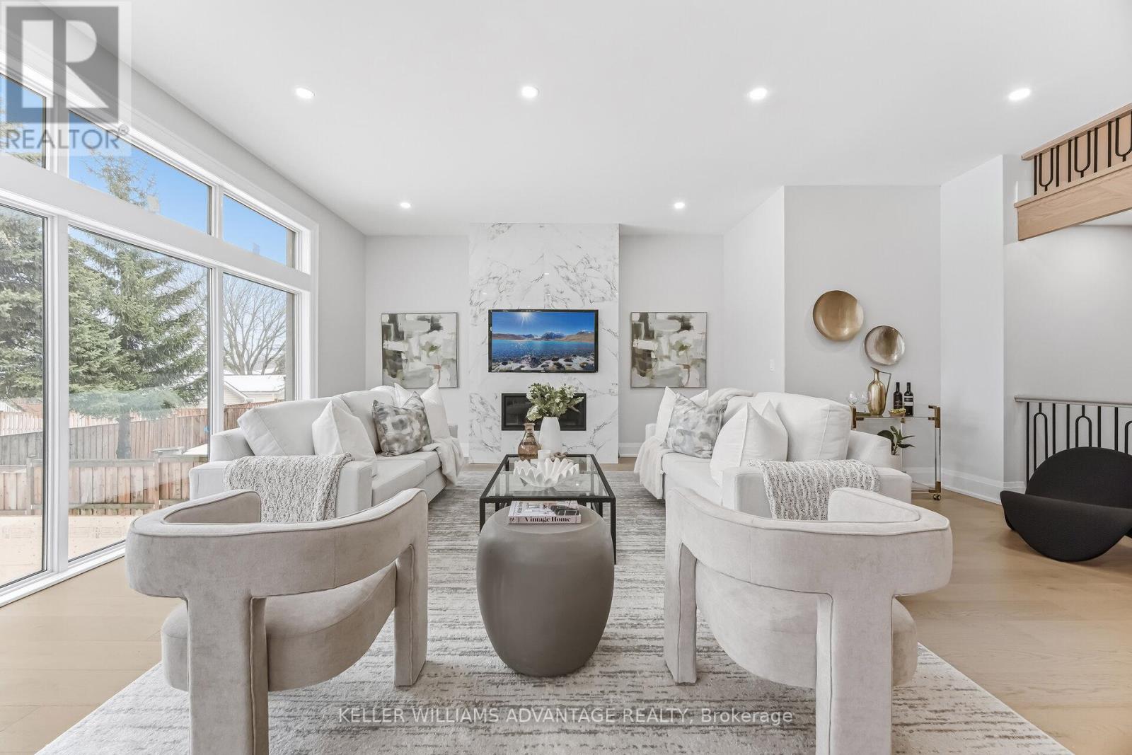 711 HILLVIEW CRESCENT - 12