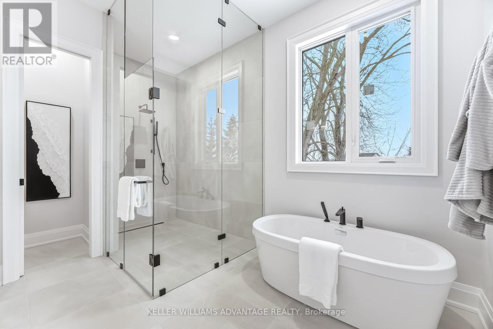 711 HILLVIEW CRESCENT - 26
