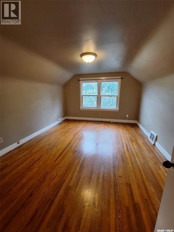 312 McKinnon AVENUE S - 9