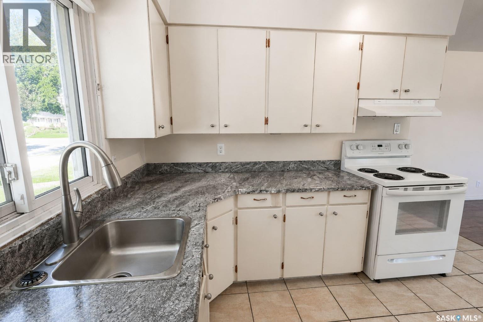 2410 Steuart AVENUE — photo 11