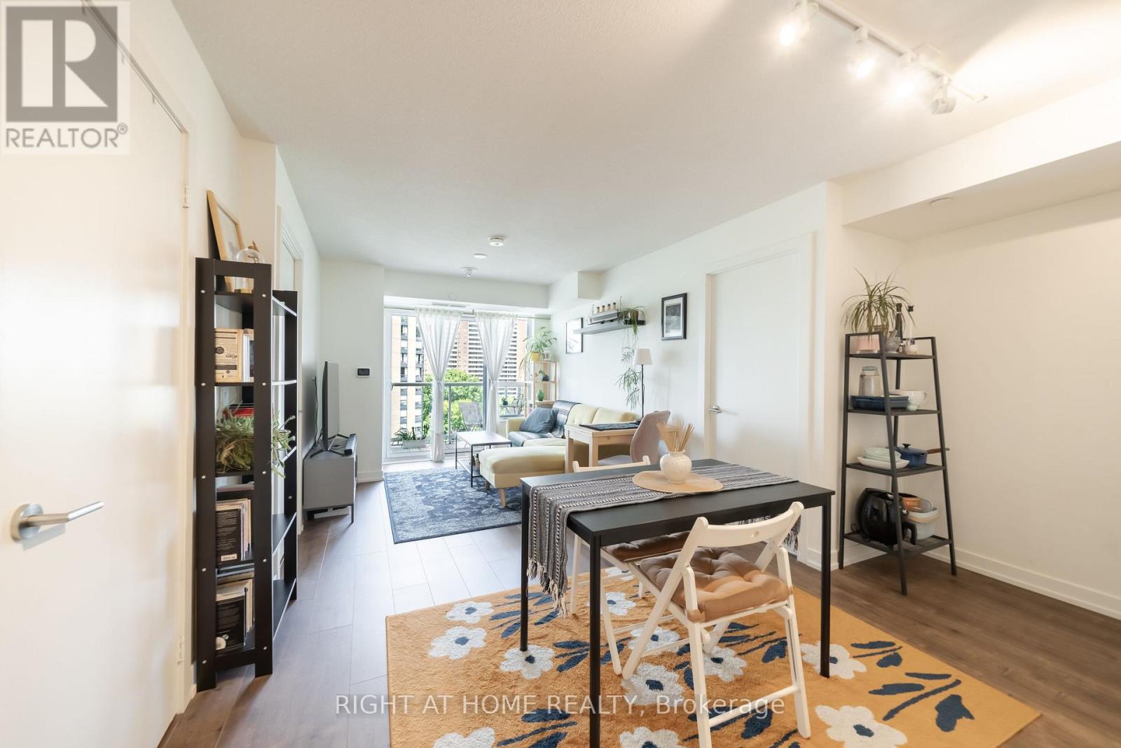 #807 10 WILBY CRESCENT - 12