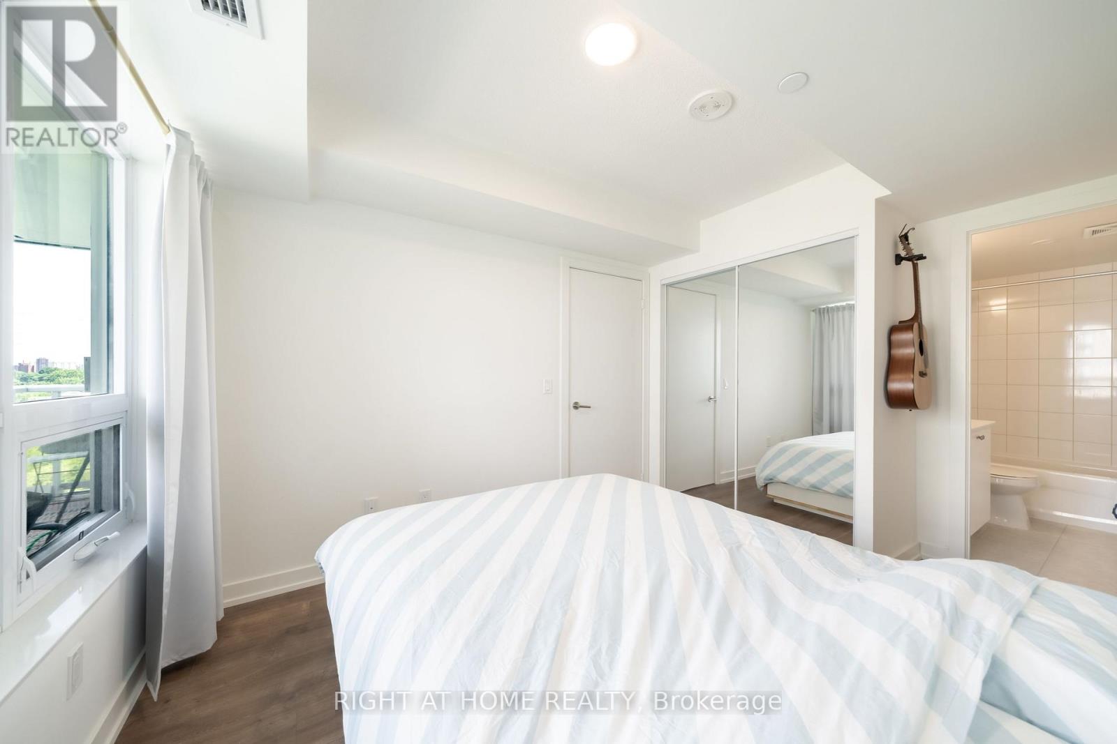 #807 10 WILBY CRESCENT - 16
