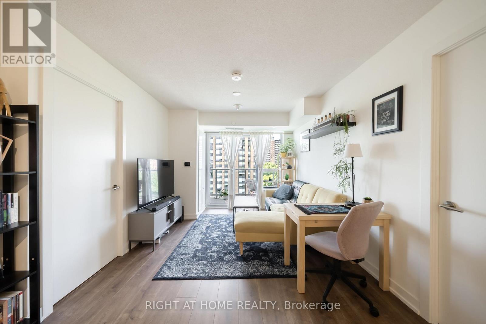 #807 10 WILBY CRESCENT - 21