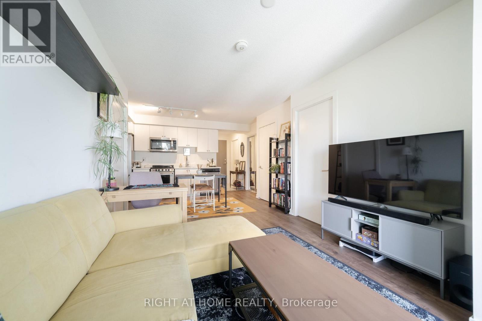 #807 10 WILBY CRESCENT - 22