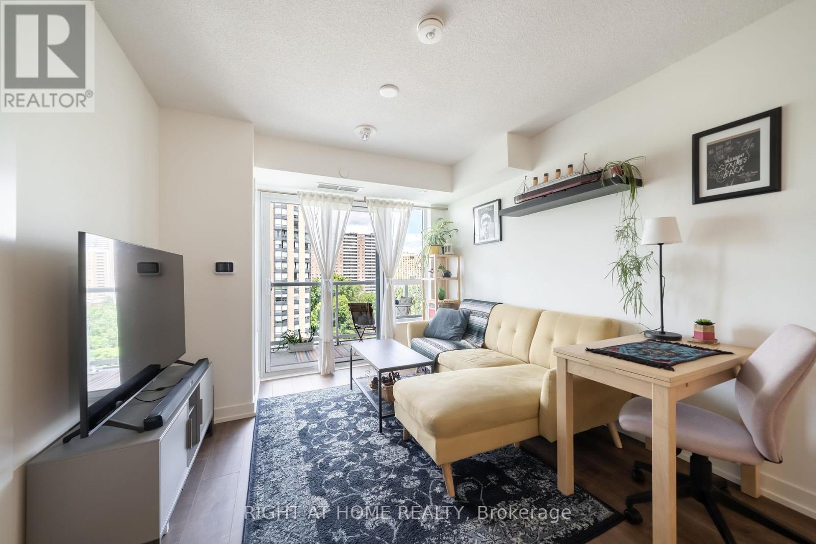 #807 10 WILBY CRESCENT - 25