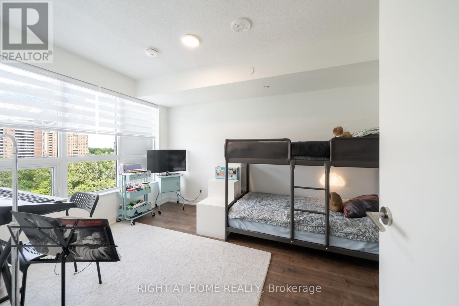 #807 10 WILBY CRESCENT - 27