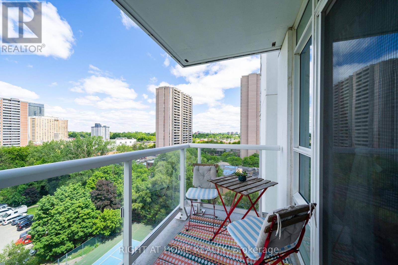 #807 10 WILBY CRESCENT - 32
