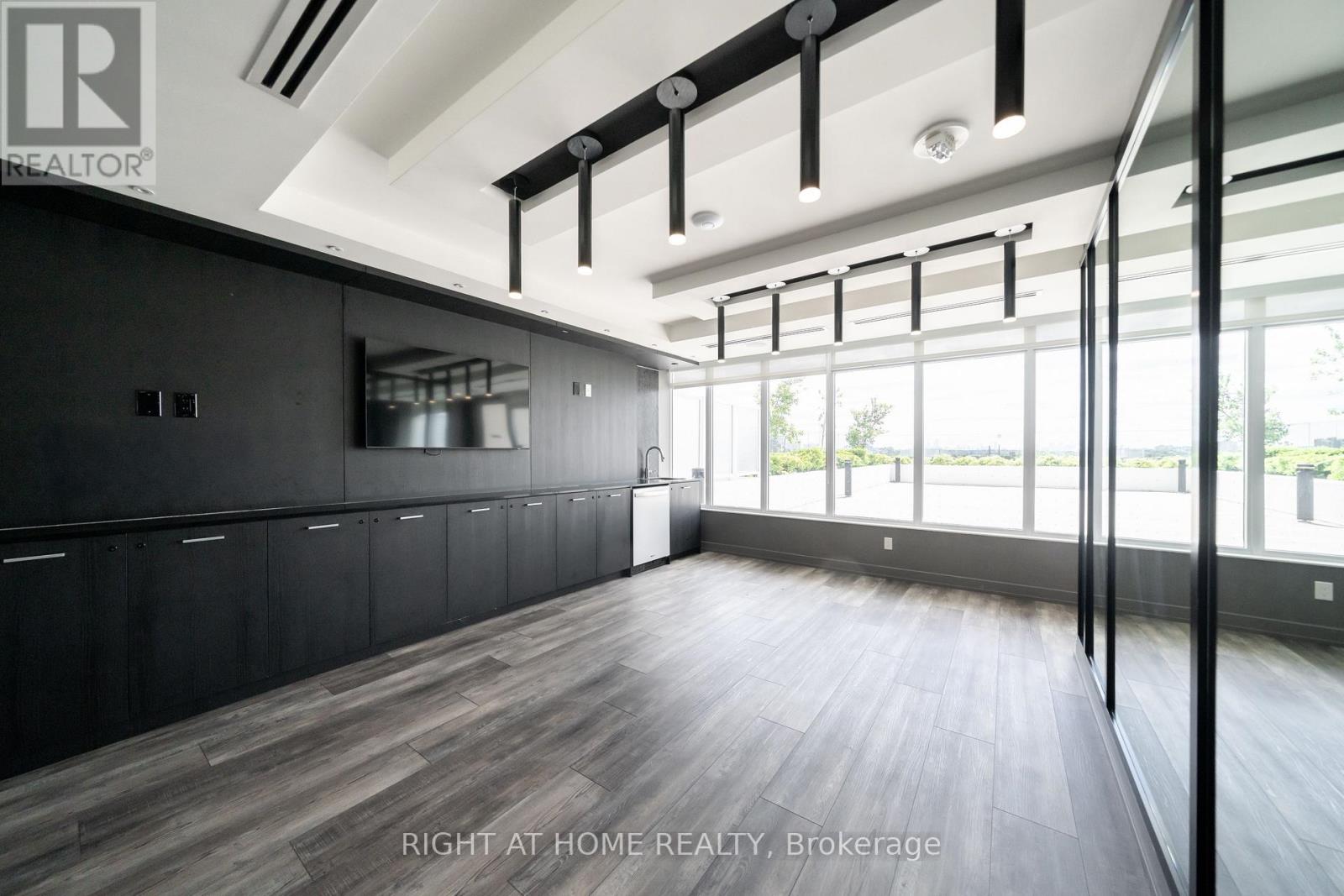 #807 10 WILBY CRESCENT - 41