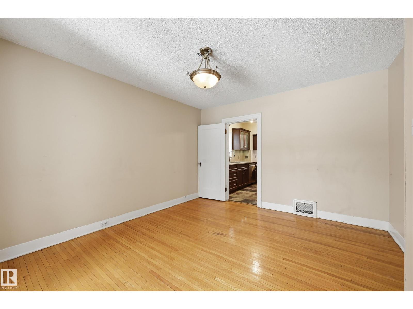 11019 126 ST NW - 11