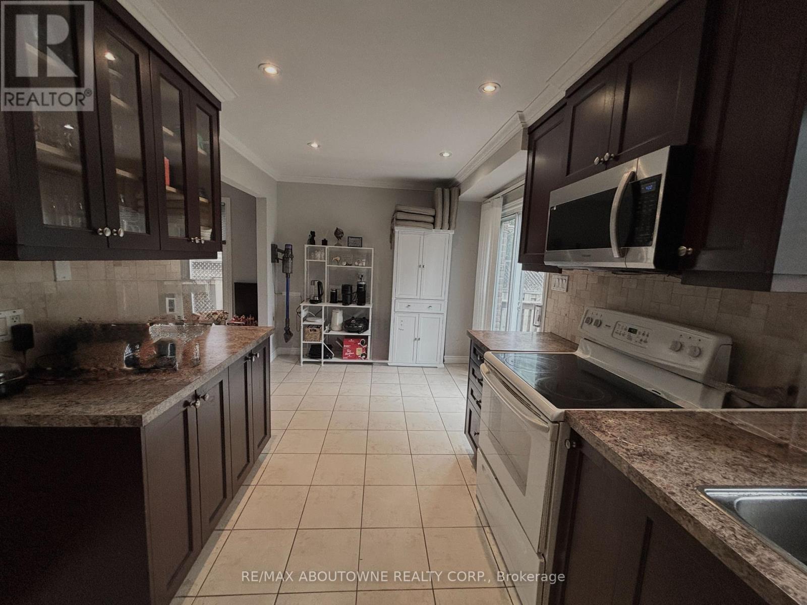 3072 PATRICK CRESCENT - 10