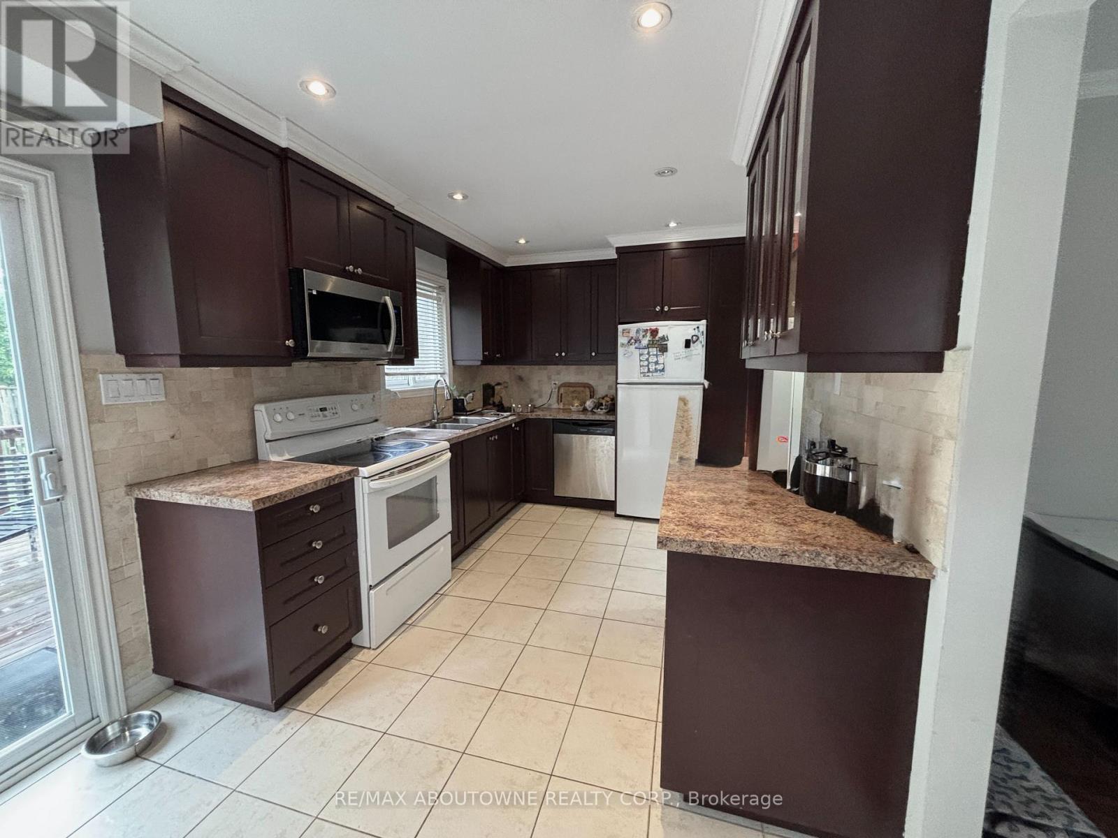 3072 PATRICK CRESCENT - 11