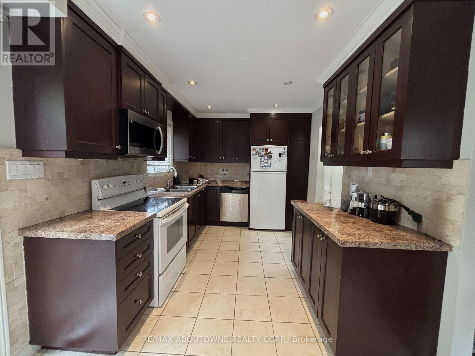 3072 PATRICK CRESCENT - 9