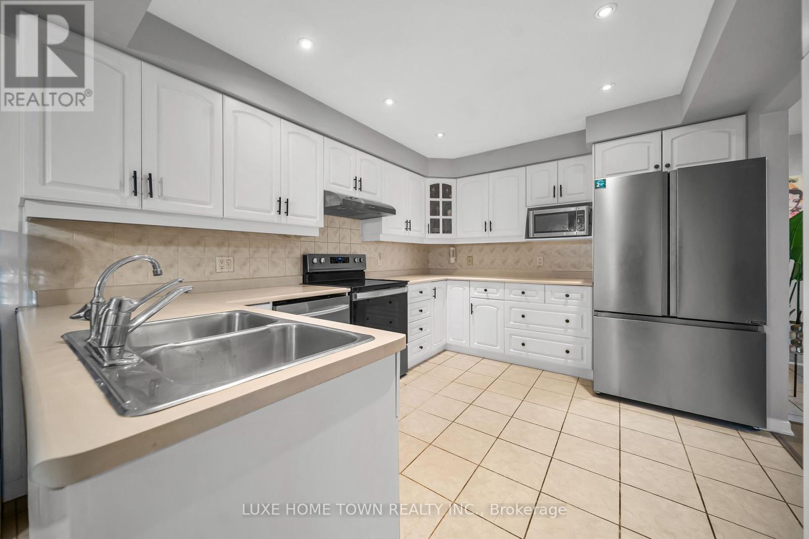 27 FRASERWOOD COURT - 19