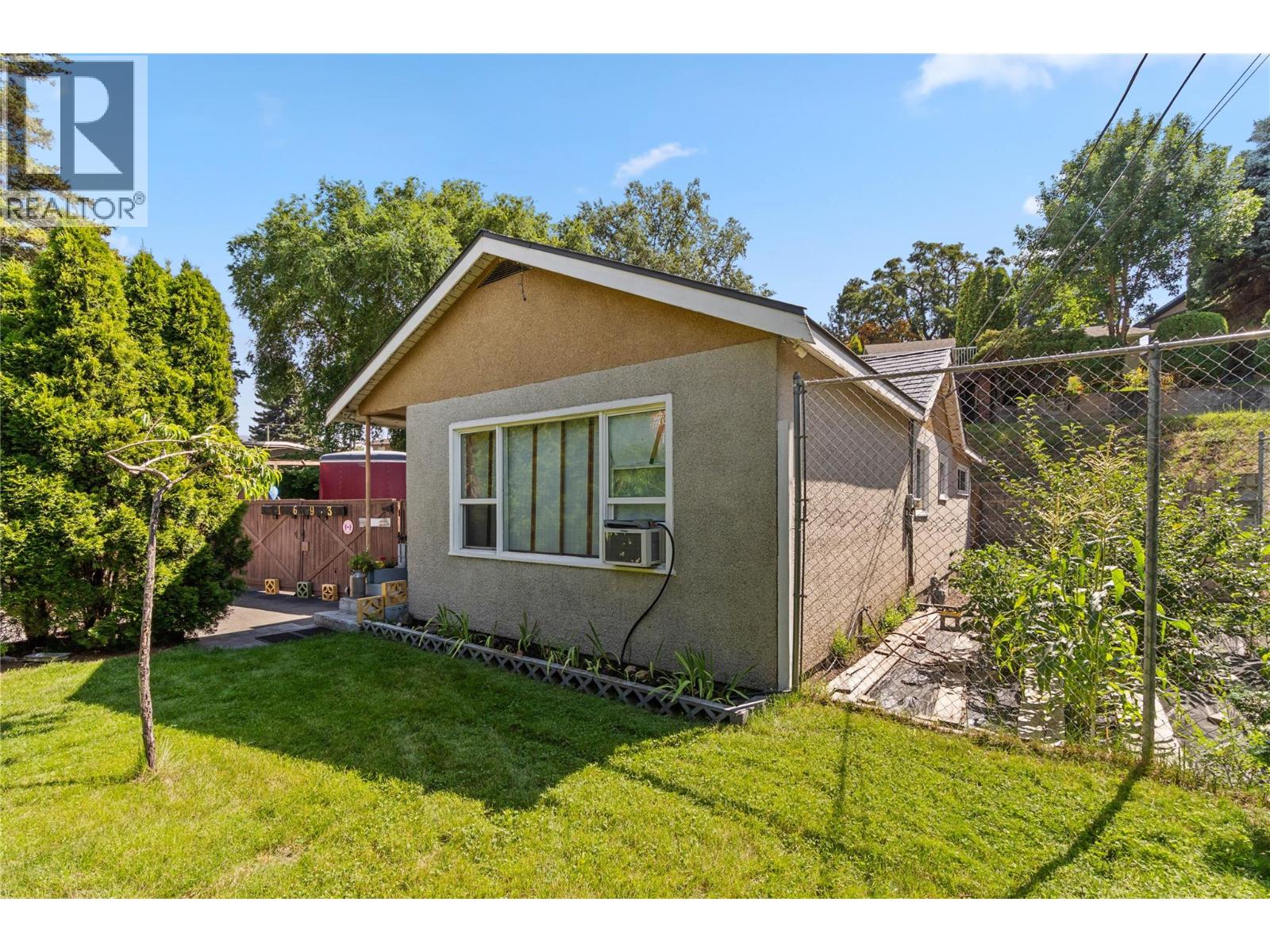 1693 Valleyview Drive - 1
