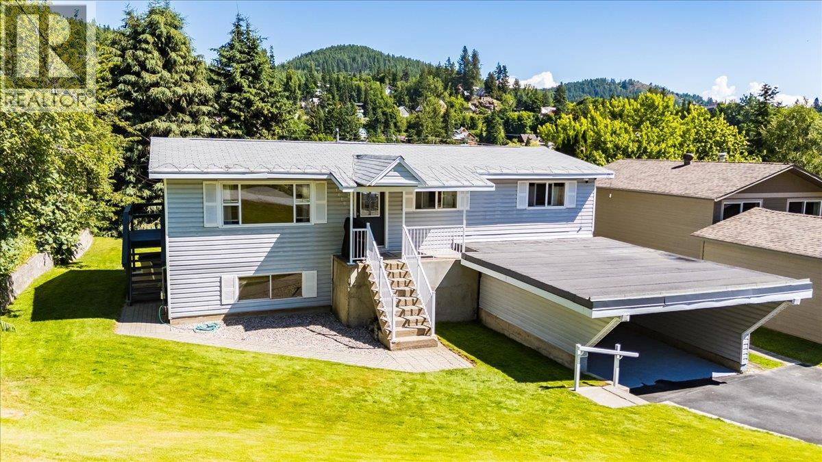 1618 Victoria Avenue - 1