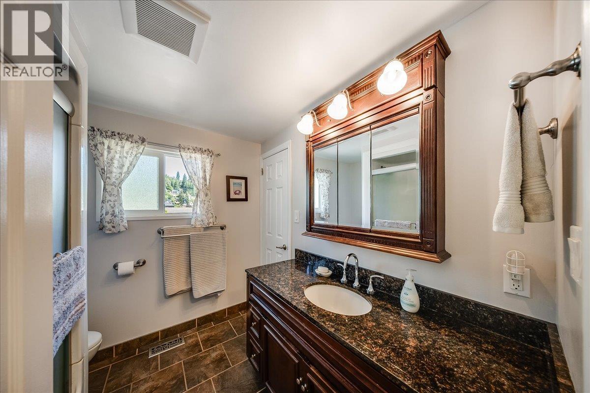 1618 Victoria Avenue - 16