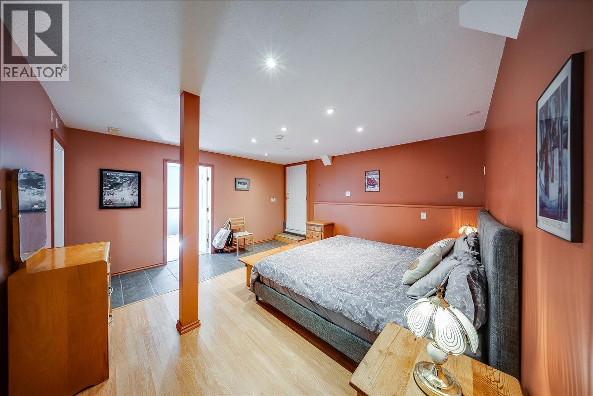 1618 Victoria Avenue - 34
