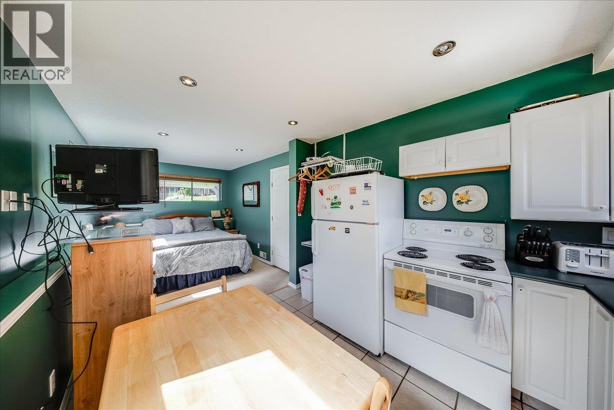 1618 Victoria Avenue - 40