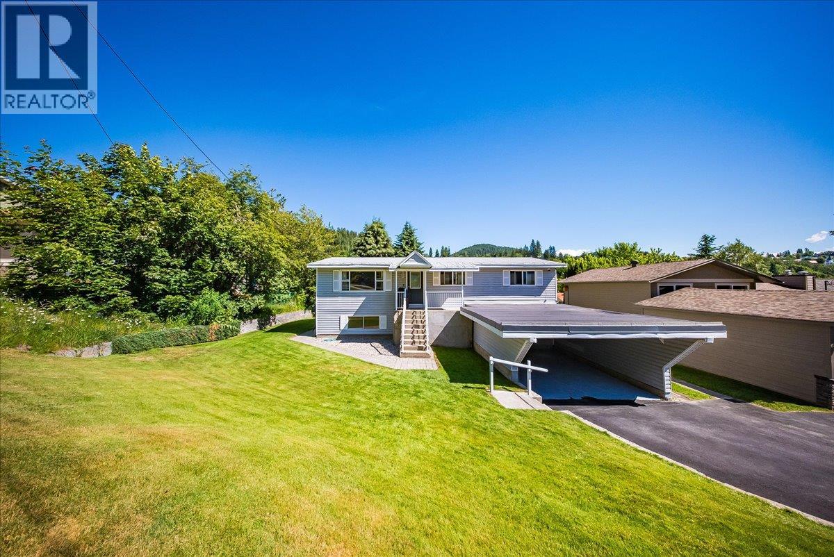 1618 Victoria Avenue - 55