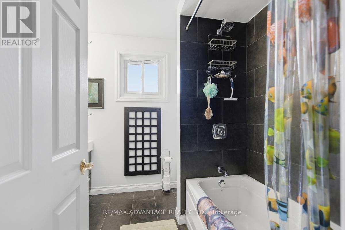 51 LAUREL CRESCENT - 30