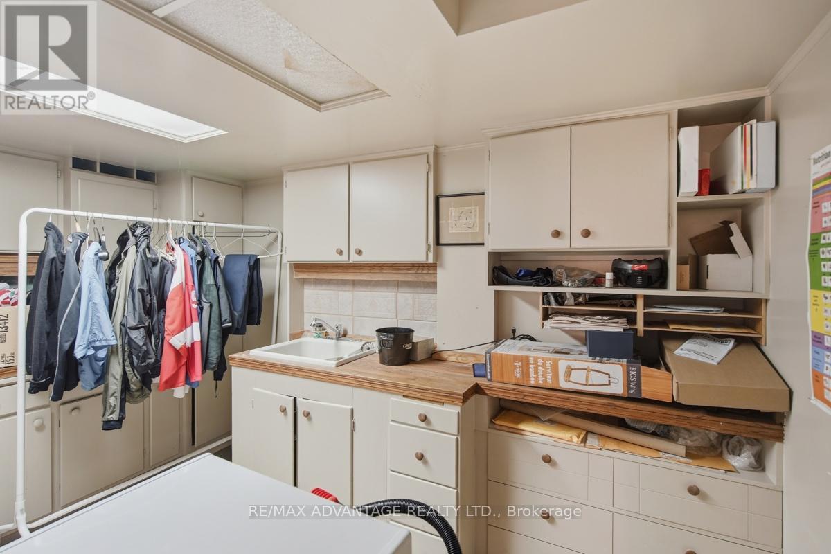 51 LAUREL CRESCENT - 34