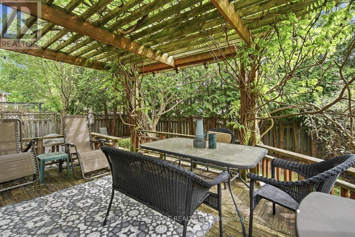 51 LAUREL CRESCENT - 36
