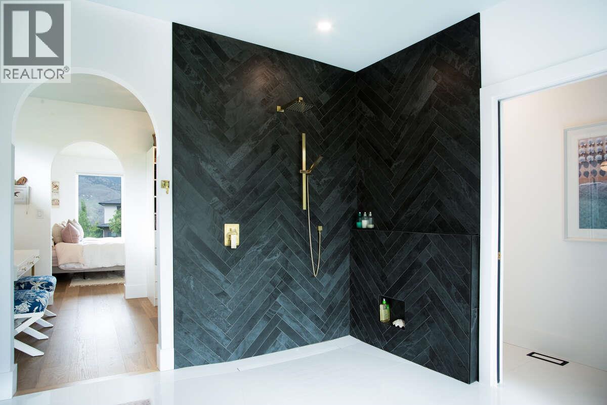 308 HOLLOWAY Drive - 32