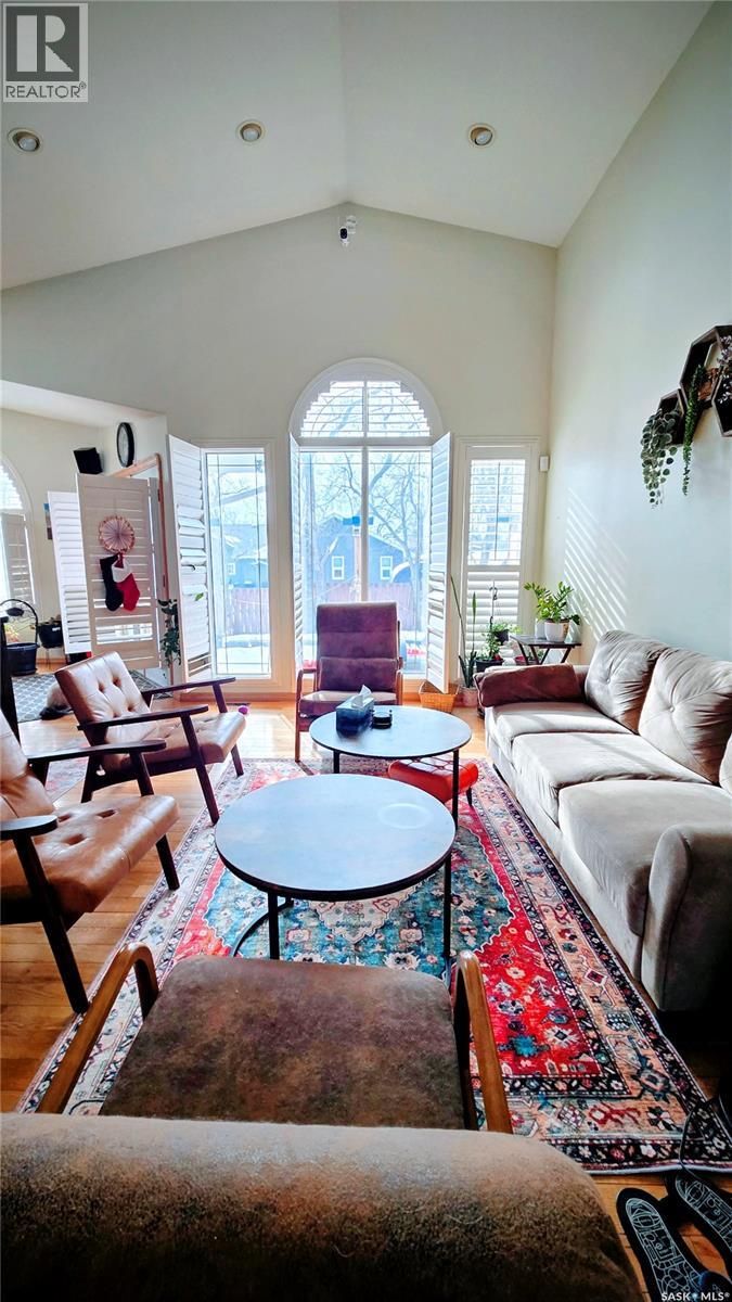 833 Peters AVENUE - 12