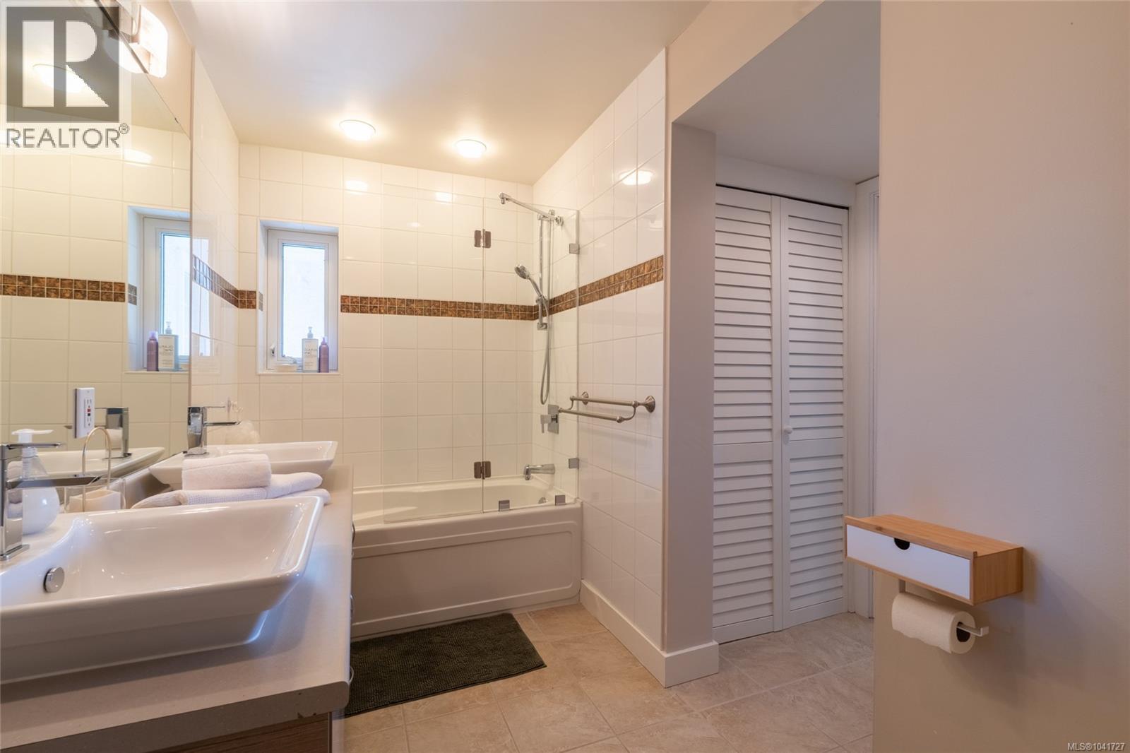  2320 Hollyhill Place, Saanich
