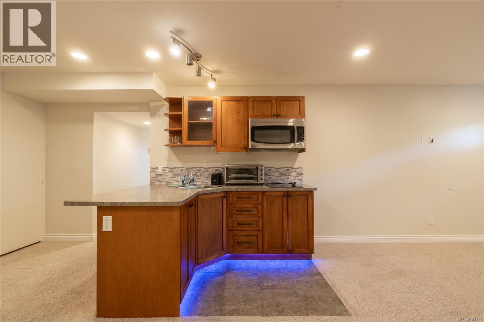  2320 Hollyhill Place, Saanich