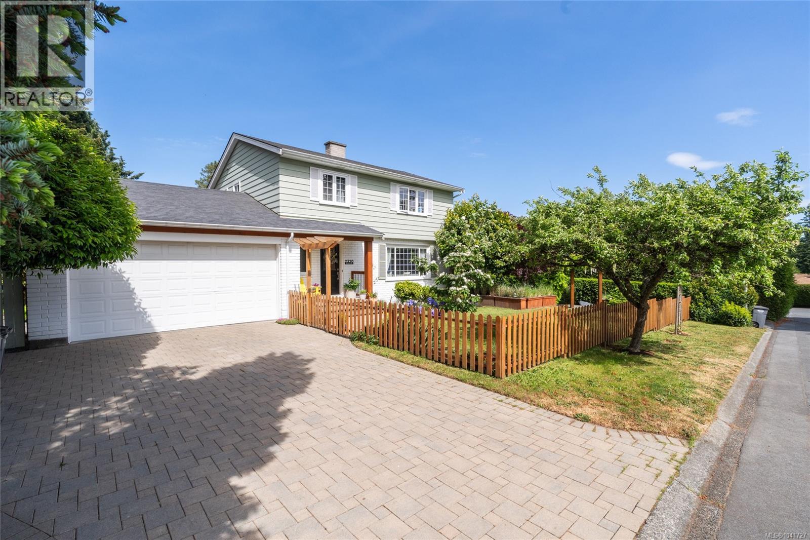  2320 Hollyhill Place, Saanich