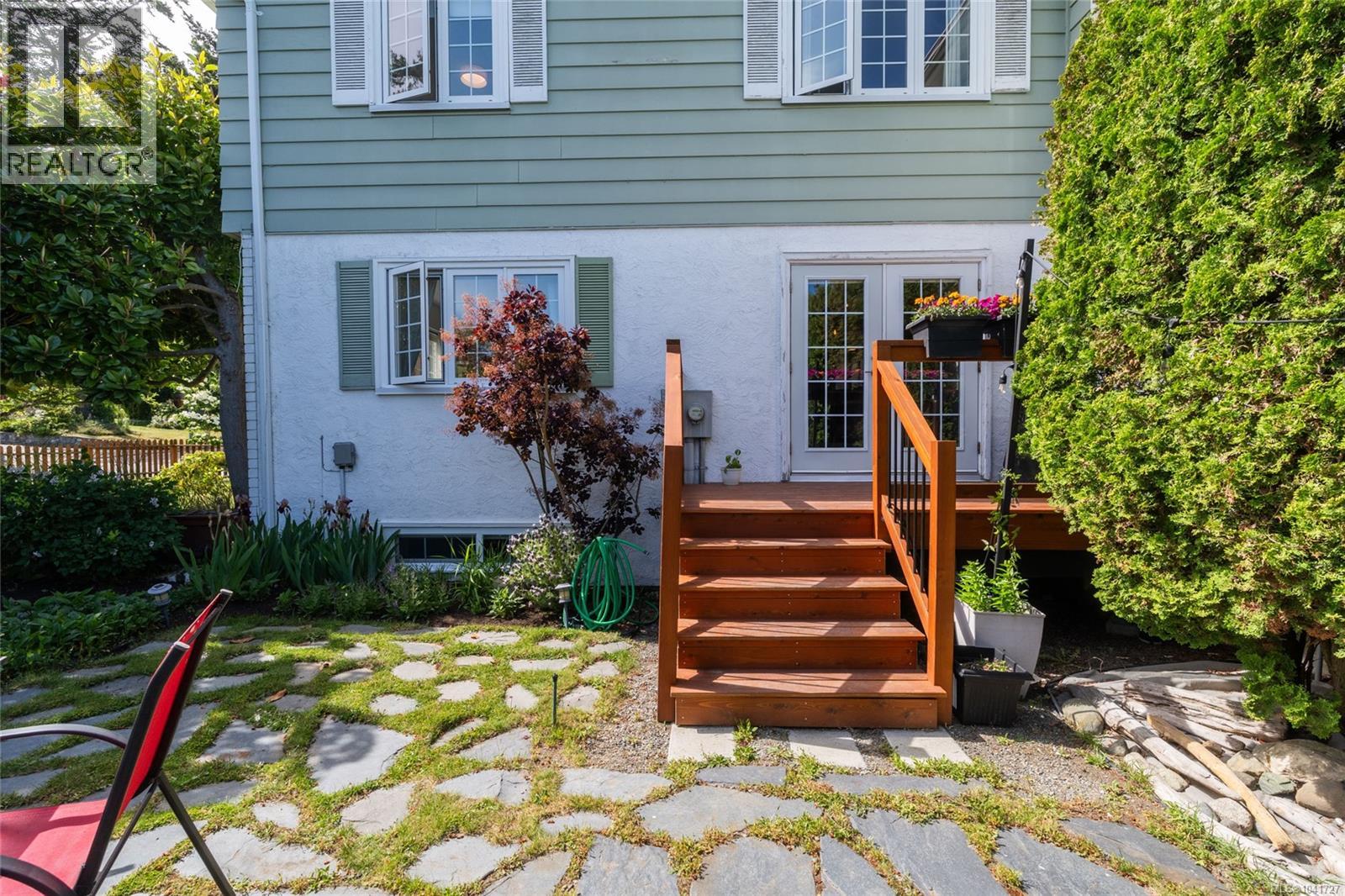  2320 Hollyhill Place, Saanich